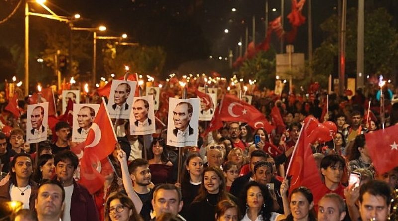 On binlerce Antalyalı Cumhuriyet için yürüdü