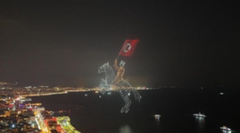 İzmir’de Cumhuriyet coşkusu gökyüzüne taştı