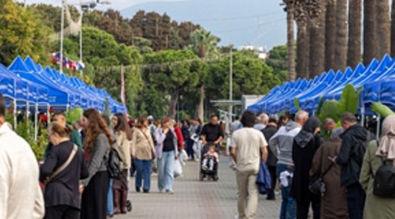 İzmir’in renkli festivali Kültürpark’ta kapılarını açtı