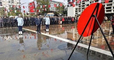 Antalya Büyükşehir’de Cumhuriyet coşkusu çelenkle taçlandı